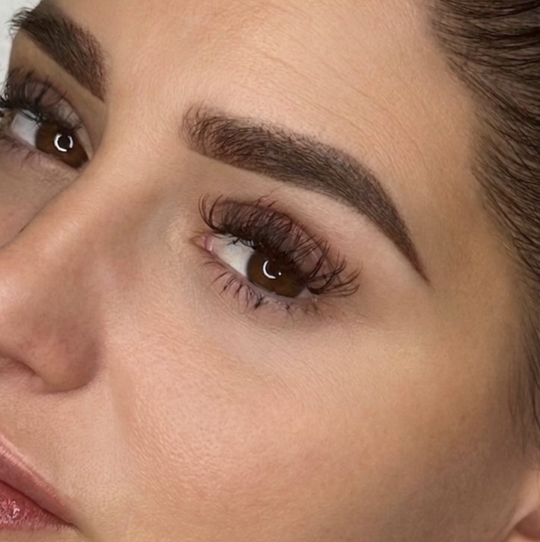 Diseño de cejas micropigmentadas