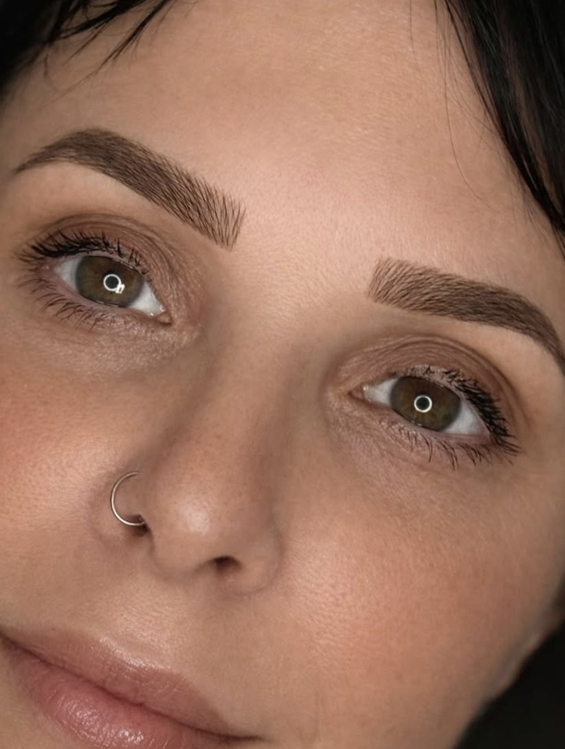 Micropigmentación de cejas sobre piel madura