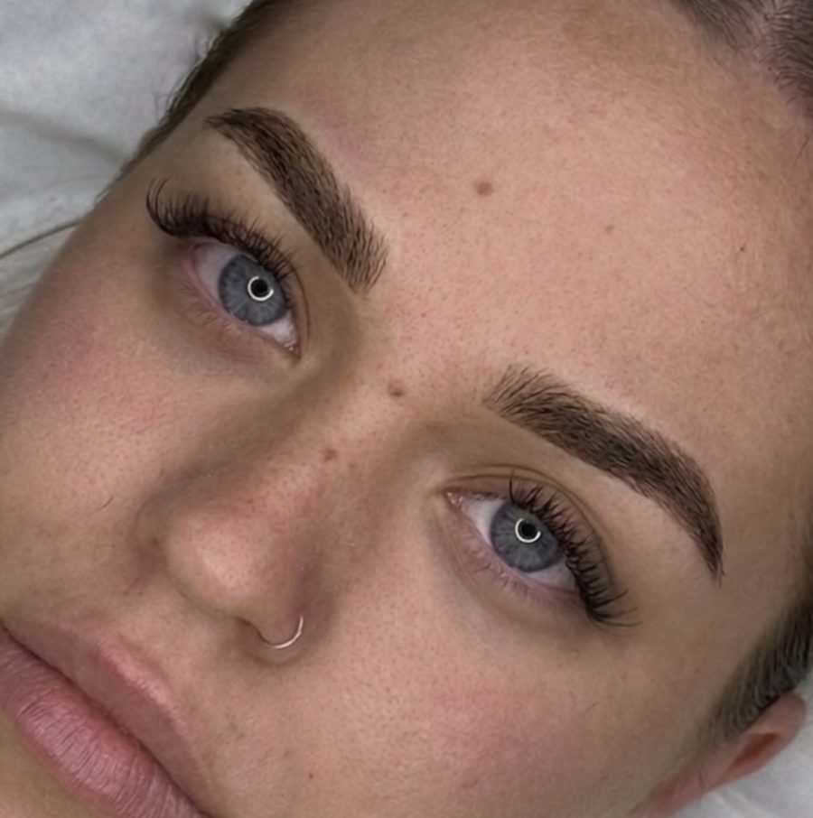 Detalle de cejas micropigmentadas, resultado natural