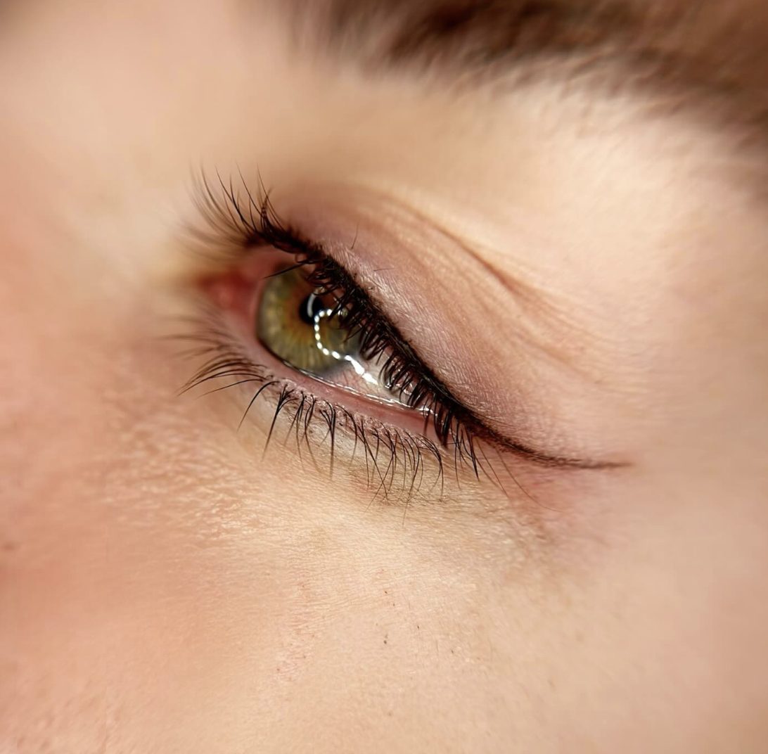 Detalle de eyeliner y pestañas, micropigmentación