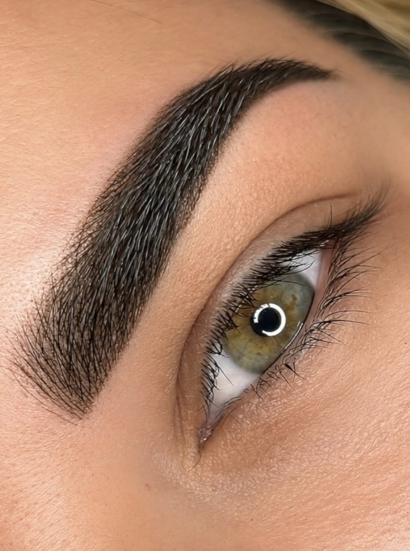 Detalle de micropigmentación de cejas, resultado natural