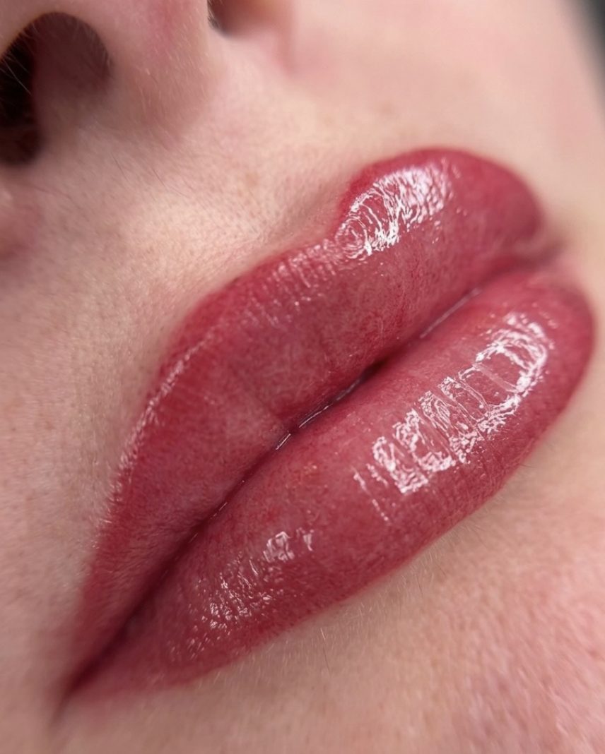 Detalle de labios micropigmentados