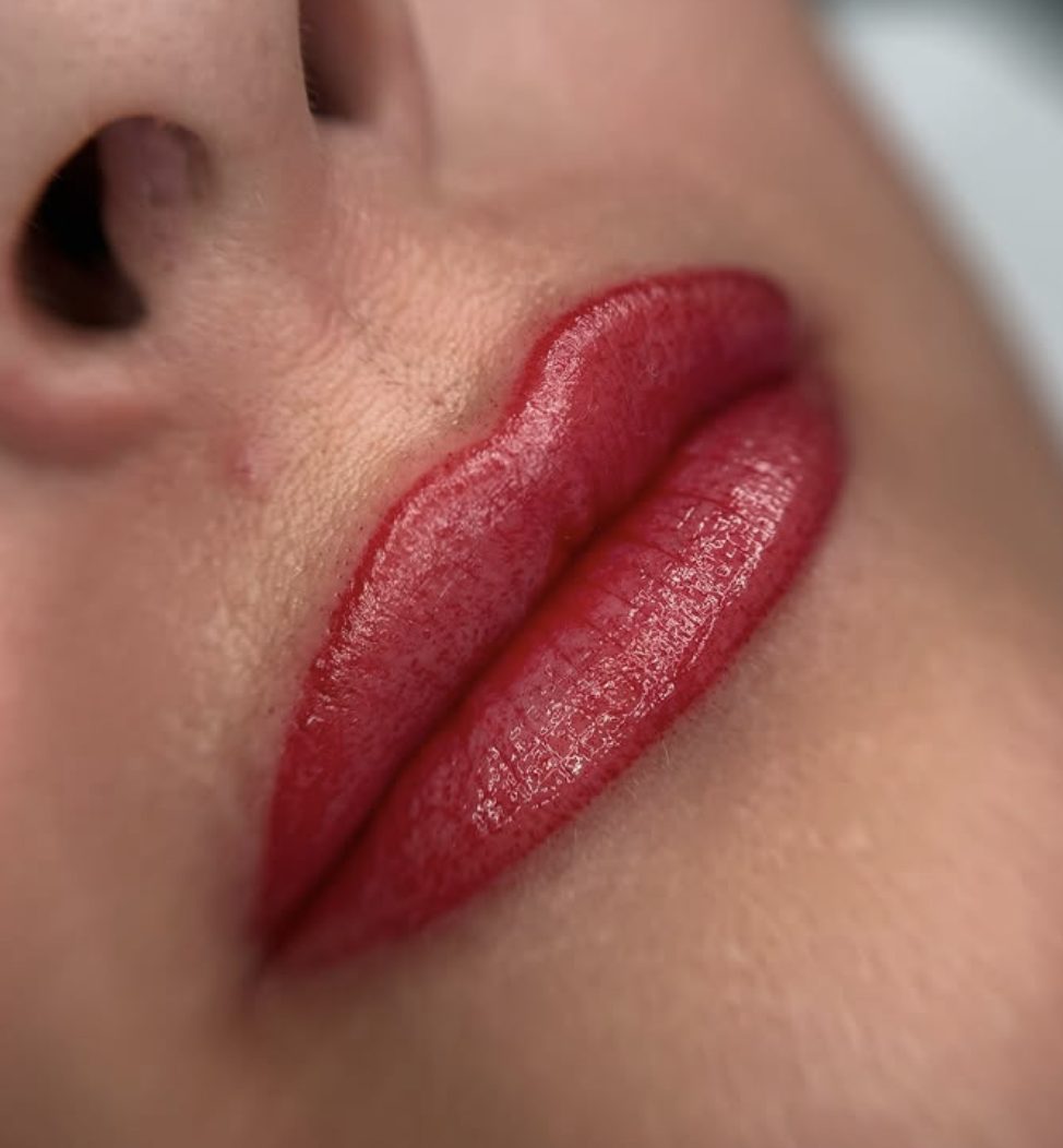 Labios micropigmentados en rojo, resultado cicatrizado